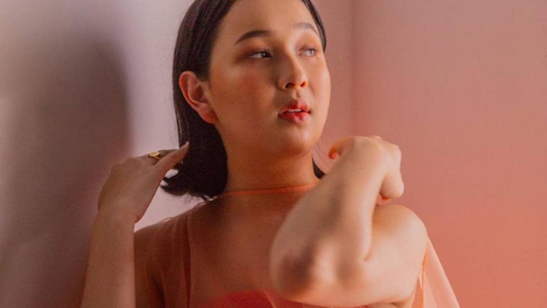 Agatha Pricilla menggunakan dress pink lembut dengan rambut pendek sebahu